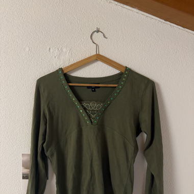 Maglietta verde militare con perline y2k
