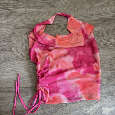 Pinkes Sporttop mit Netzdetails