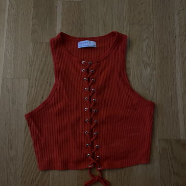 Rotes geschnürrtes Top