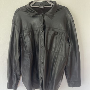 Chemise en similicuir noire