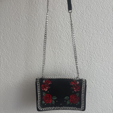 Sac bandoulière noir avec broderie de roses