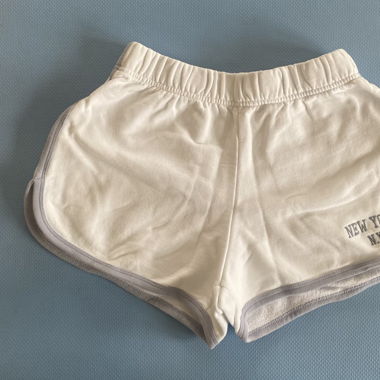 Weisse Shorts mit blauem Rand
