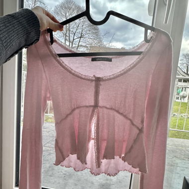 Cute and light pink top with nice details