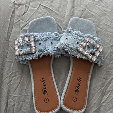Blaue Riemchensandalen mit Strass