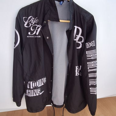 Schwarze Übergangsjacke Gr. S mit Print