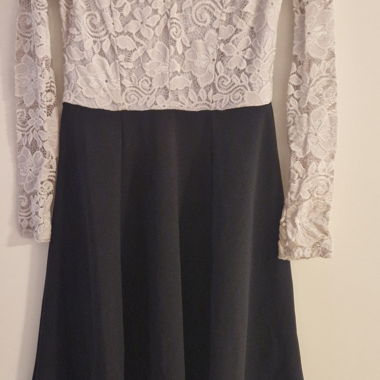 Weisses gespitzes Kleid mit schwarzen Unterrock 