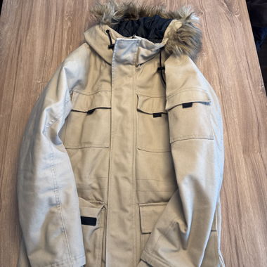 Beige Winterparka mit Kunstfellkapuze