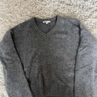 Maglione grigio con scollo a V