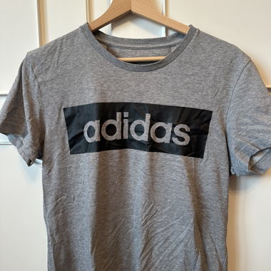 T-shirt adidas grigio con logo
