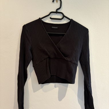 Schwarzer Wickel-Short-Pullover