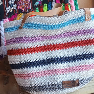 Borsa a righe all'uncinetto con manici in pelle