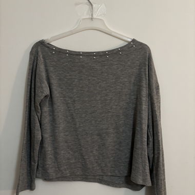 Top grigio a maniche lunghe