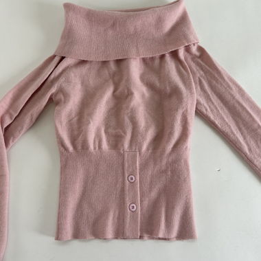 Haut en maille rose épaules dénudées