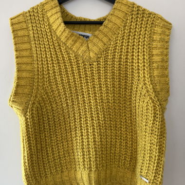 Sleeveless knit sweater