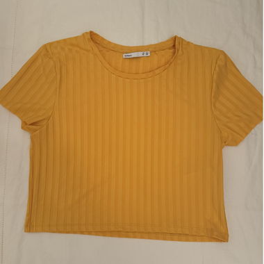 Top giallo a maniche corte