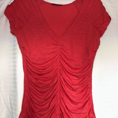 Rotes gerafftes Top