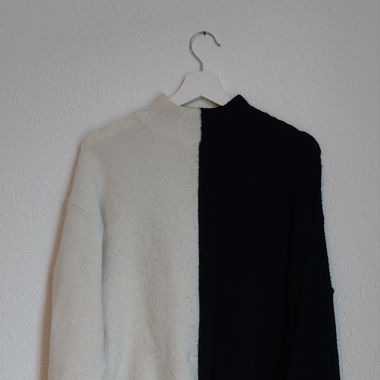 schwarz-weisser Pullover