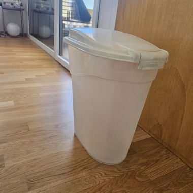 Contenitore alimentare per animali 30L con coperchio