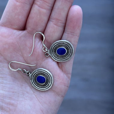 Orecchini argentati con pietra blu