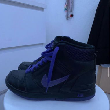 Chaussures nike vintage noires et violettes 