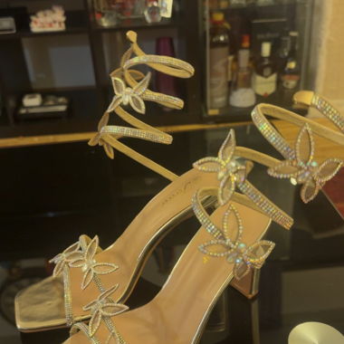 Sandales à talons dorées strassées