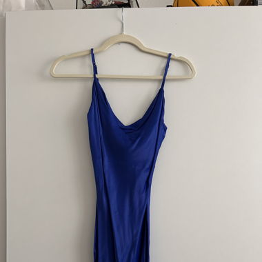 kurzes blaues Satin Kleid