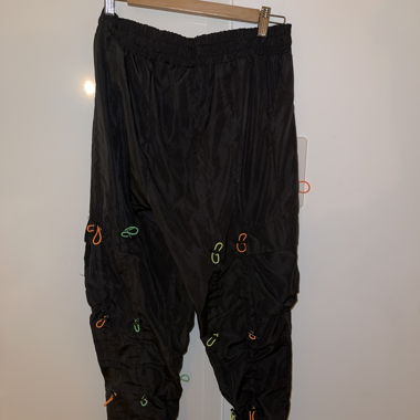 Schwarze Hose mit Bändeln