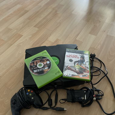 Console Xbox noire avec jeux et accessoires
