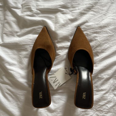 Mules in camoscio marrone / tacchi kitten