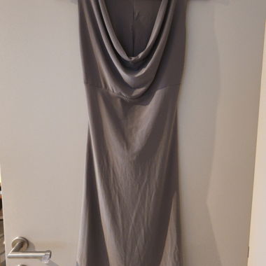 Kleid khaki ärmellos mit weichem Ausschnitt