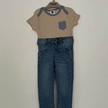 Ensemble bébé avec body et jeans