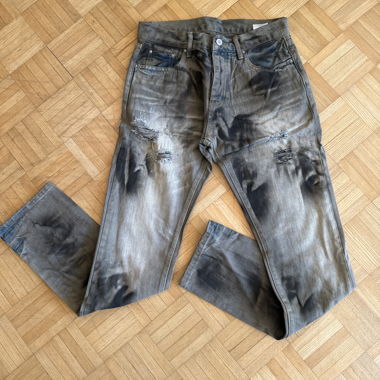 Graue Destroyed Jeans mit Bleach-Effekt