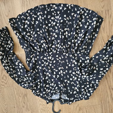 Blouse noire à imprimé pois