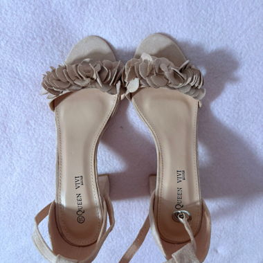 Cremefarbene Floral-Highheels "Queen Vivi" mit Knöchelriemen