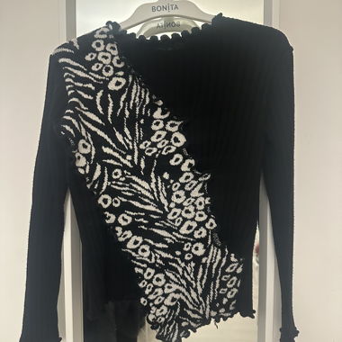 Top asimmetrico in maglia nero con motivo zebra bianco
