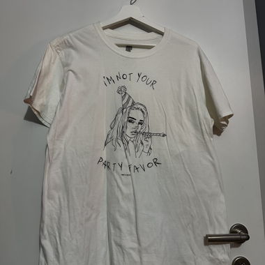 T-shirt grafico bianco “I’m Not Your Party Favor”