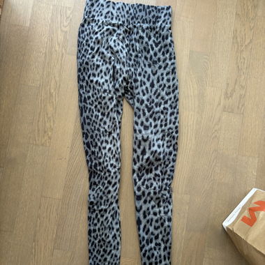 Leggings con stampa leopardata