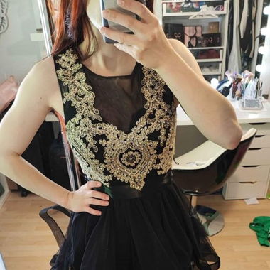 robe a volants noir et dorée