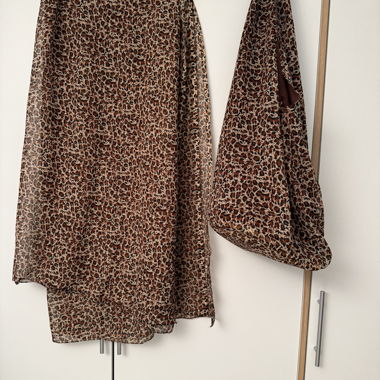 Handbag and scarf set with leopard print