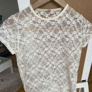 Cremefarbenes Spitzen-T-Shirt, seethrough