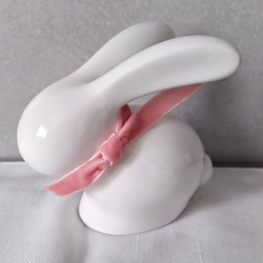 Leonardo Hase Pesaro Sitzend weiss _1