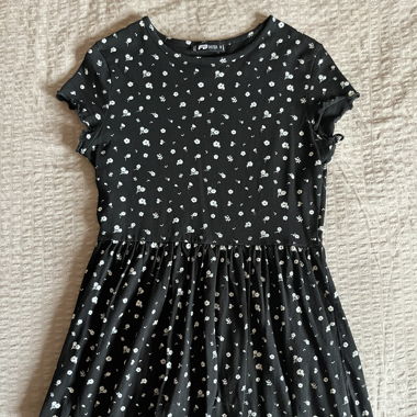 Robe noir à fleurs blanches