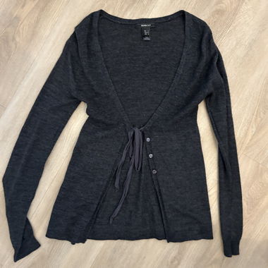Set grauer und brauner Strickjacken