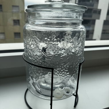 Glass beverage dispenser with lid