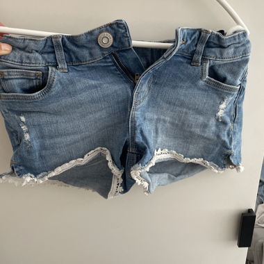 Short in jeans sfilacciati