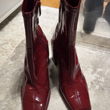 Rote Lackstiefel mit Blockabsatz