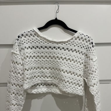 Gestrickter Pullover mit Löcher