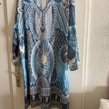 Blau bedrucktes Tunikakleid