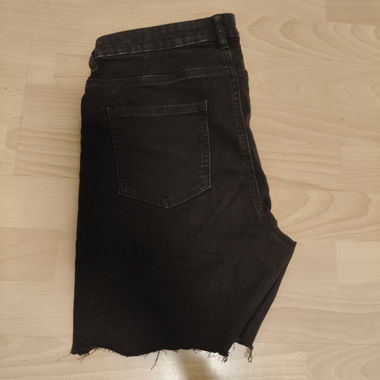 Jeans corti neri elasticizzati