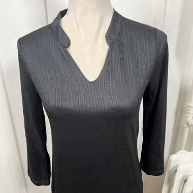 Maglione nero leggero nuovo con piccolo scollo